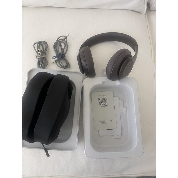 Beats Studio Pro Wireless Bluetooth Noise Cancelling Headphones Brown - Picture 1 of 12